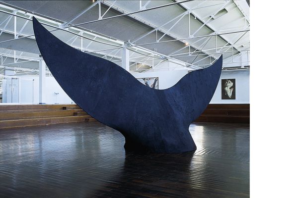 ohne Titel, 1997, Stahl, Nessel, Kohlenstaub, 300 x 600 x 180 cm